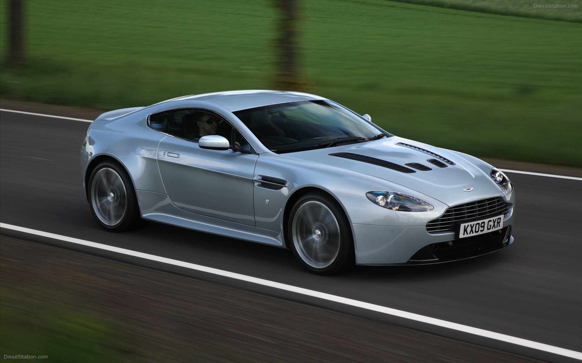 Aston Martin V12 Vantage