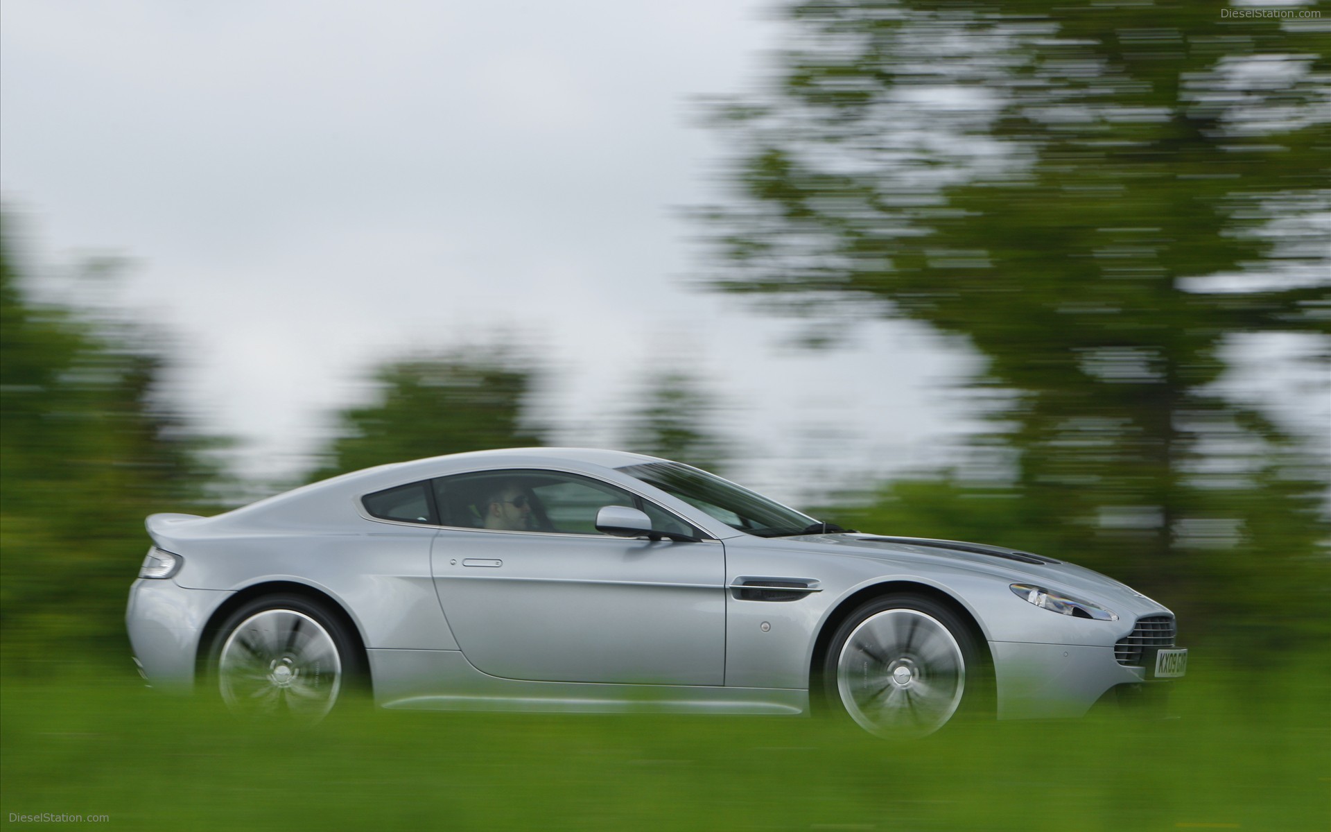 Aston Martin V12 Vantage