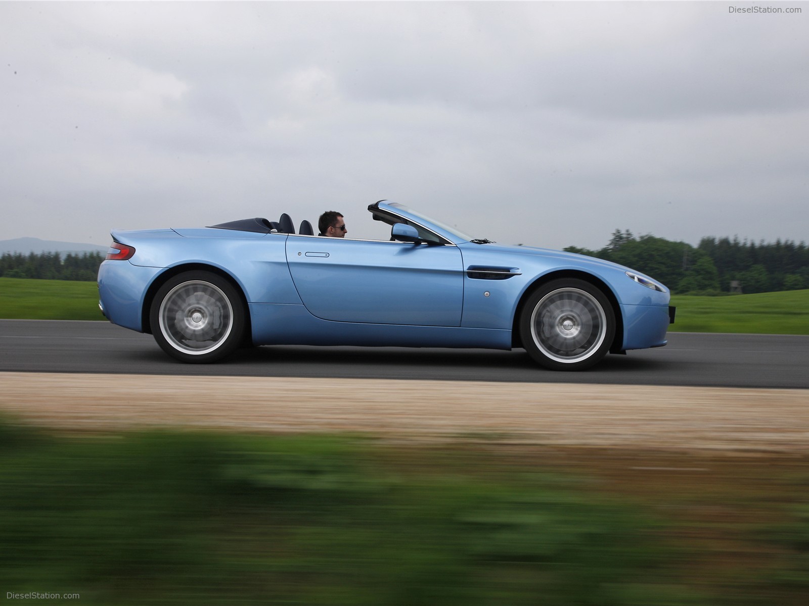 Aston Martin V8 Vantage Roadster