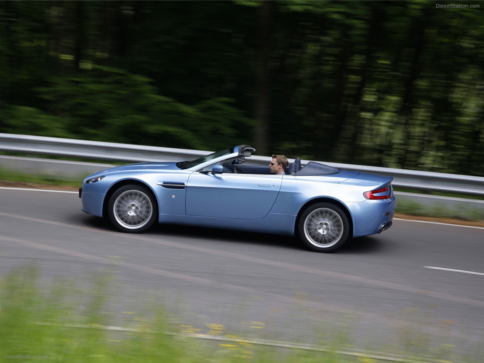 Aston Martin V8 Vantage Roadster