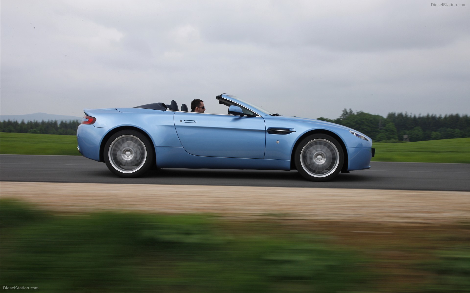 Aston Martin V8 Vantage Roadster