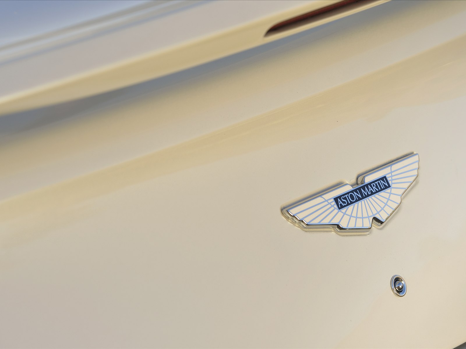 Aston Martin Vanquish Volante 2014