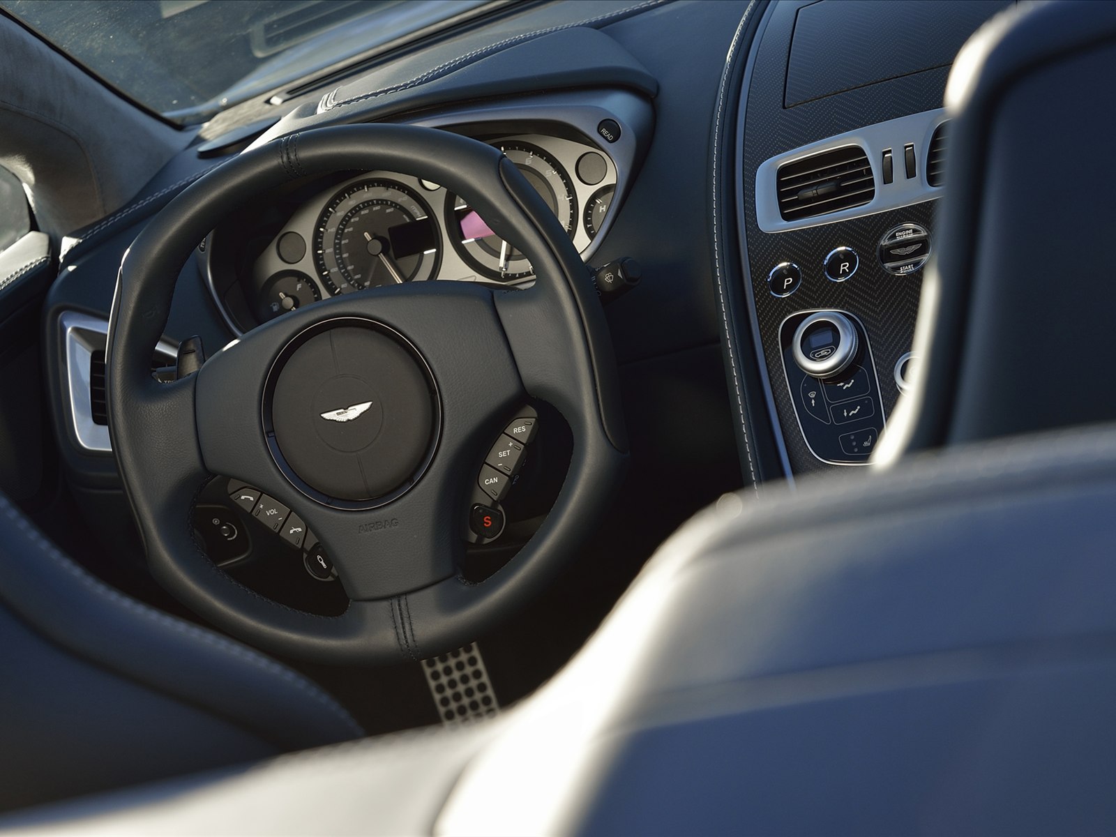 Aston Martin Vanquish Volante 2014
