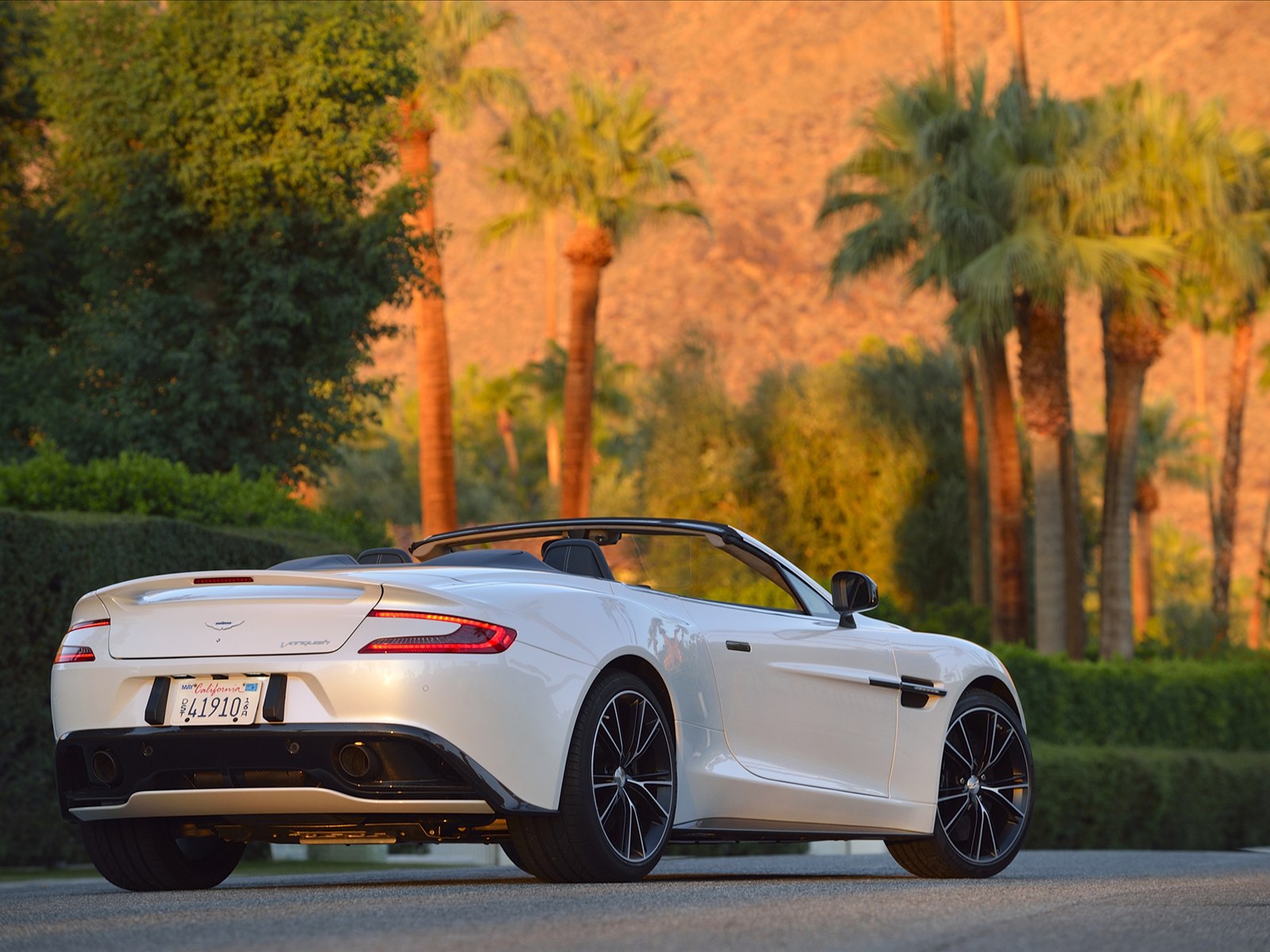 Aston Martin Vanquish Volante 2014