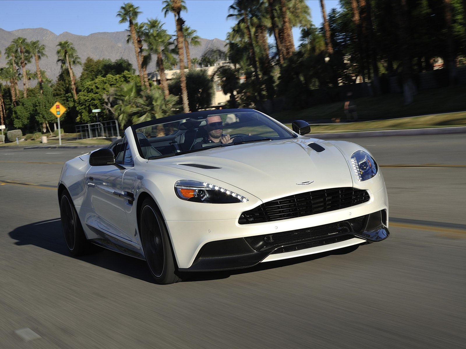 Aston Martin Vanquish Volante 2014