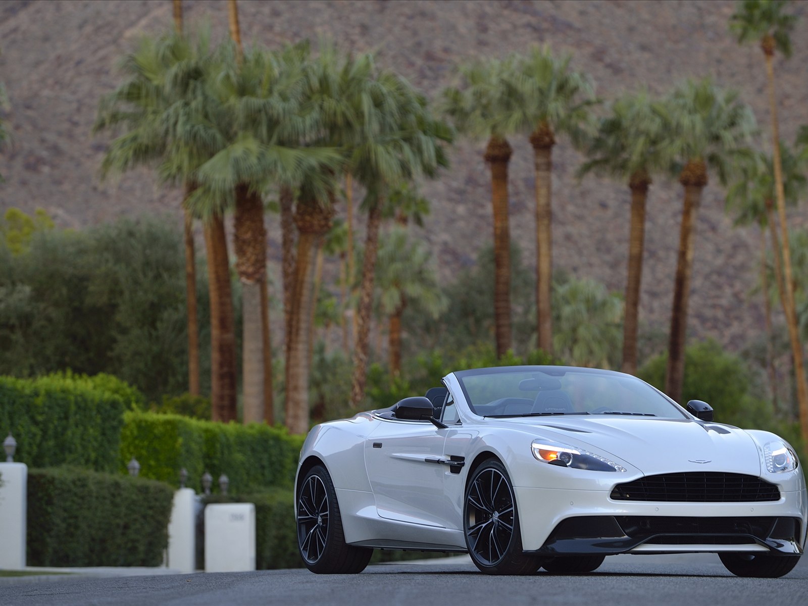 Aston Martin Vanquish Volante 2014
