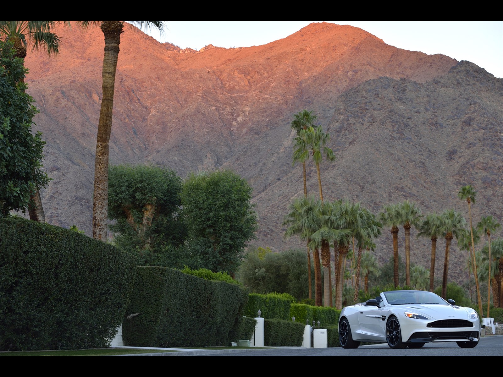 Aston Martin Vanquish Volante 2014