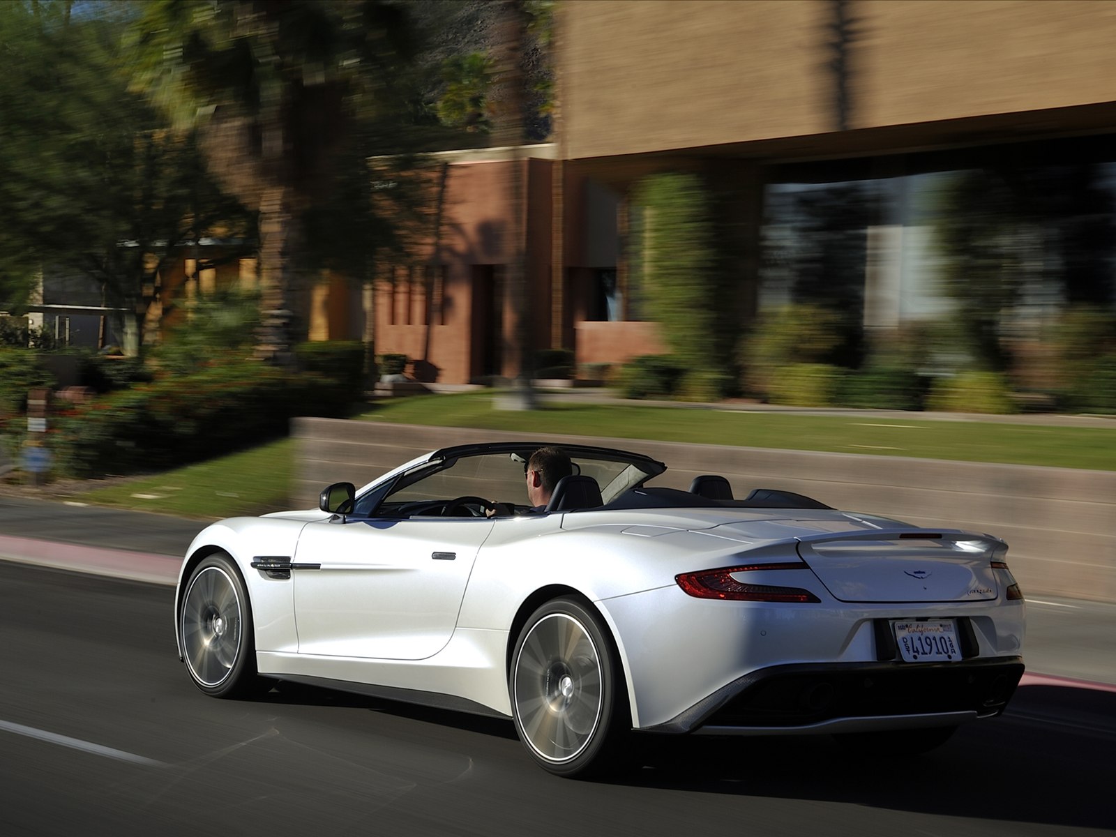 Aston Martin Vanquish Volante 2014