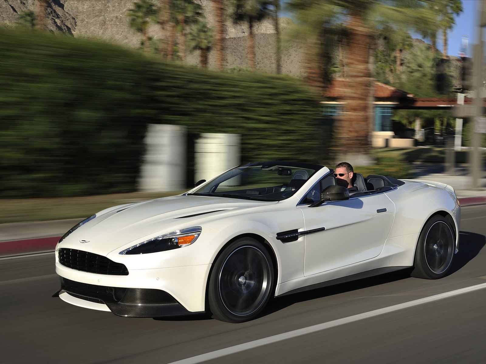 Aston Martin Vanquish Volante 2014