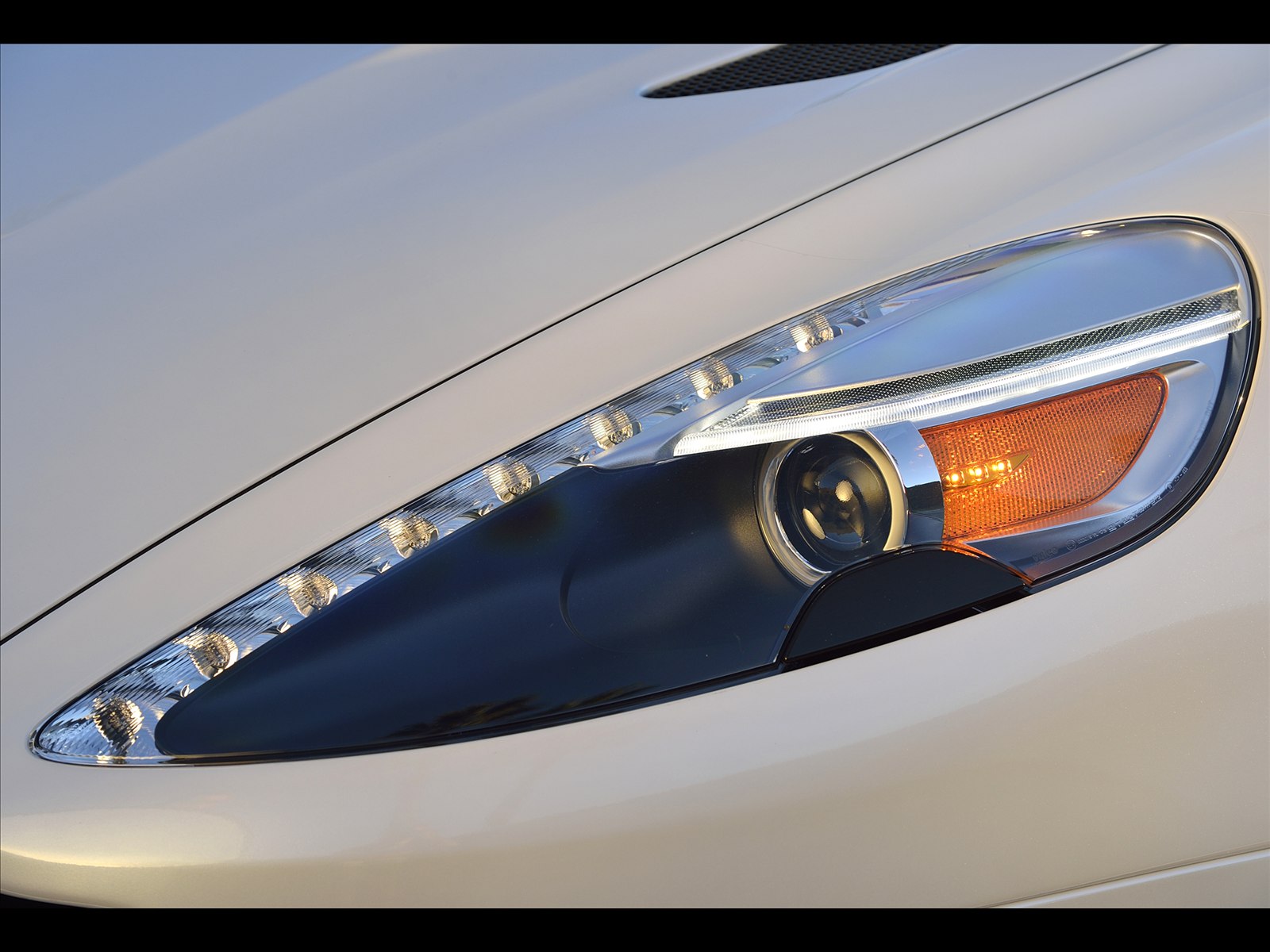 Aston Martin Vanquish Volante 2014
