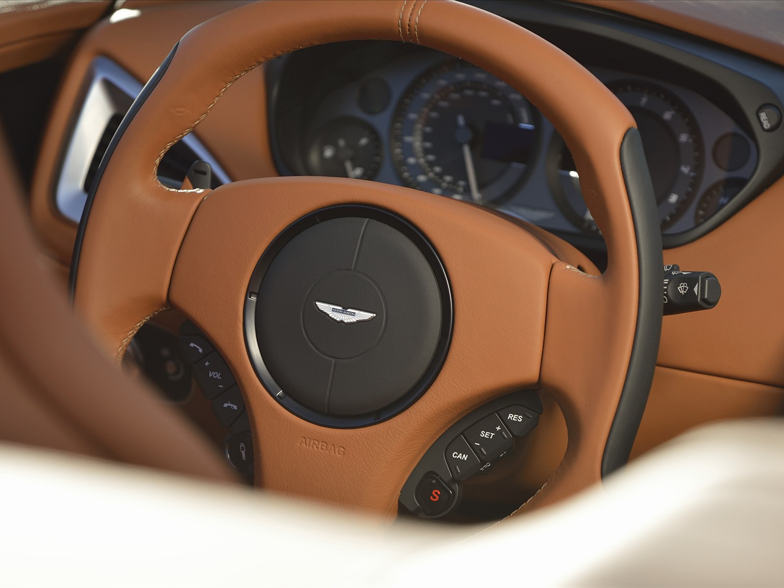 Aston Martin Vanquish Volante 2014