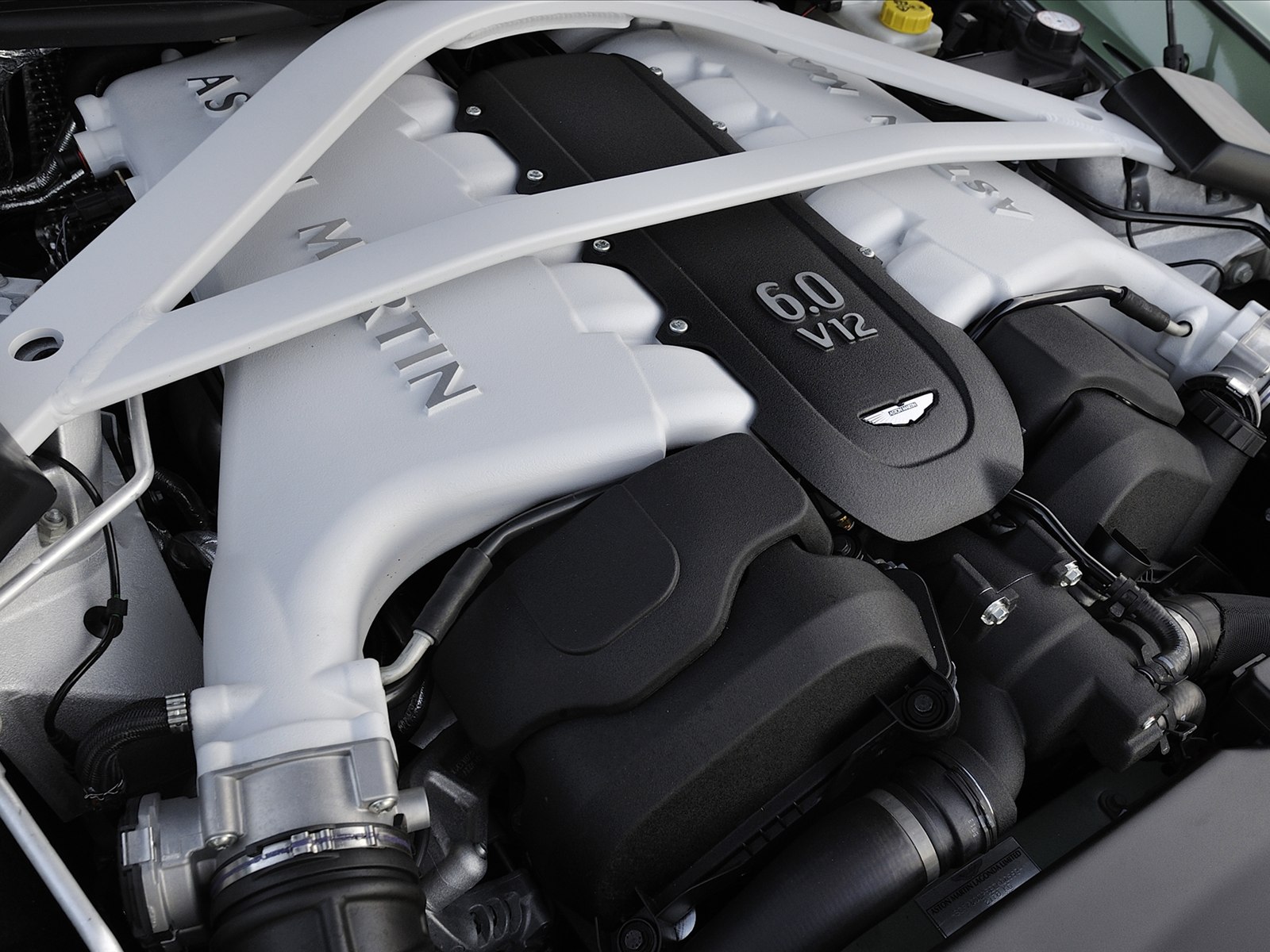 Aston Martin Vanquish Volante 2014