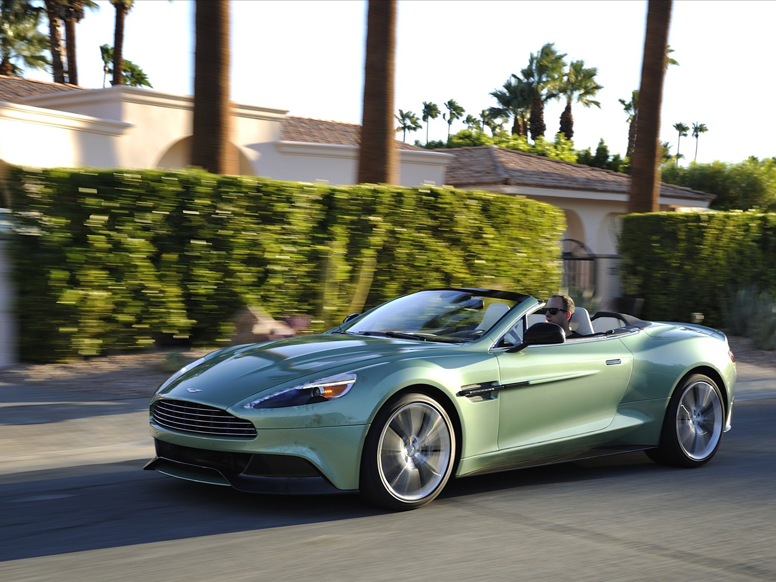 Aston Martin Vanquish Volante 2014