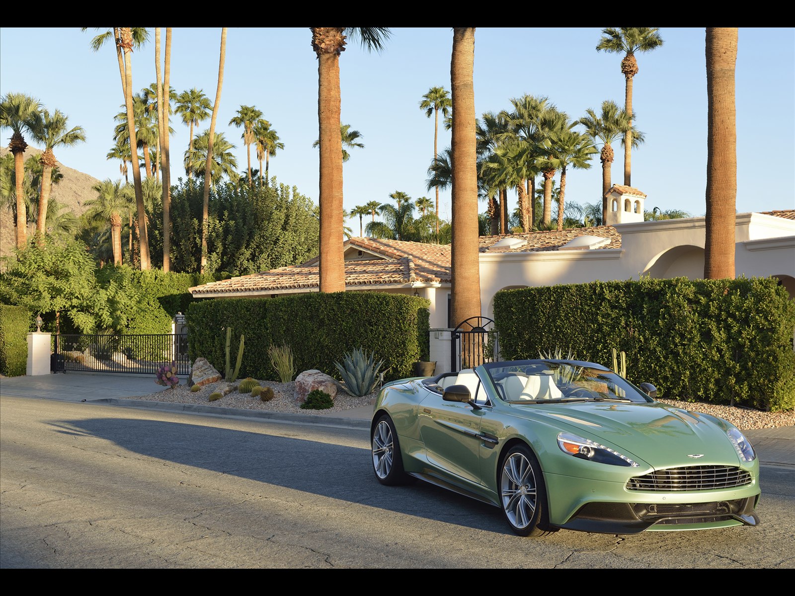 Aston Martin Vanquish Volante 2014