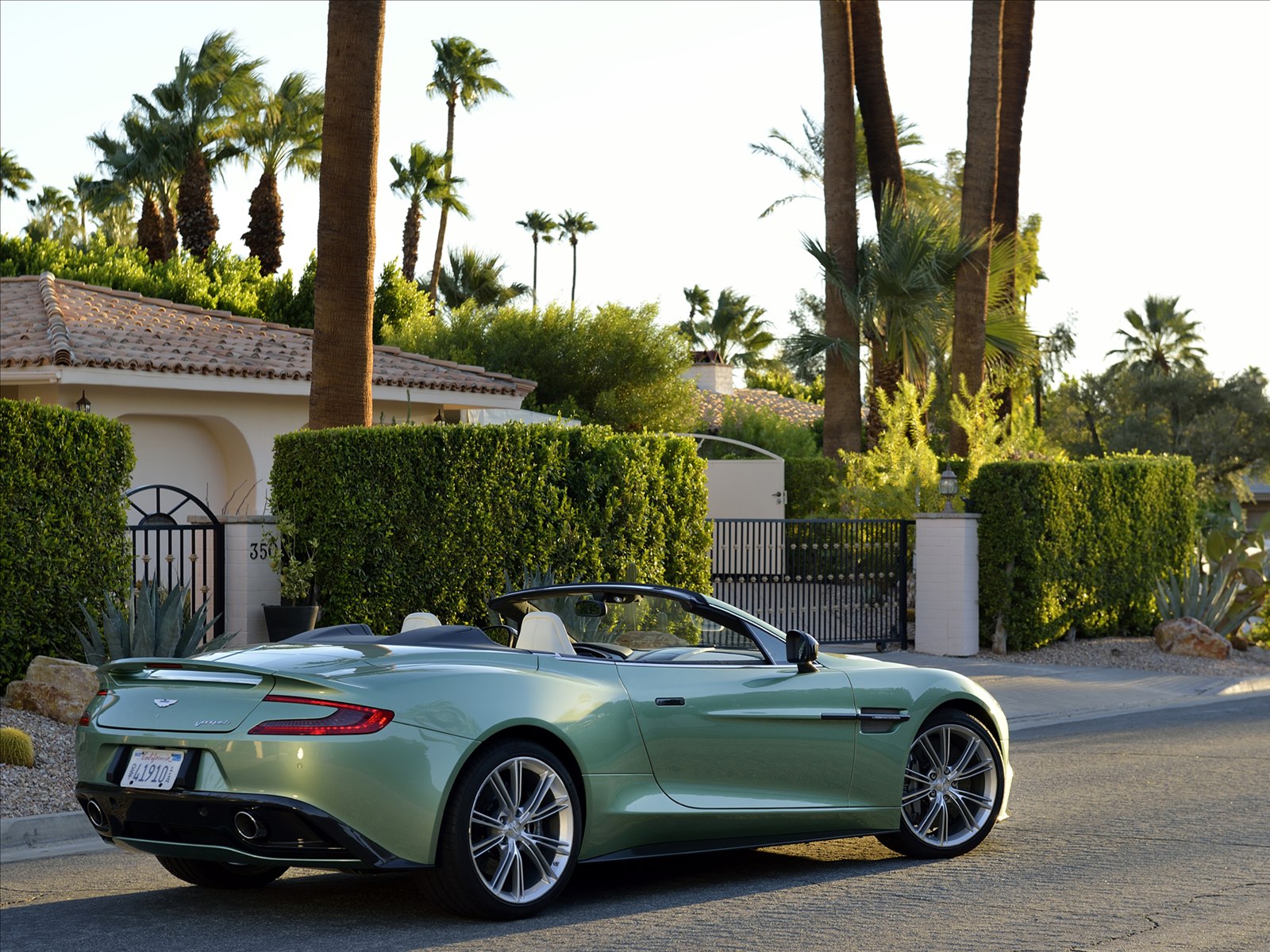 Aston Martin Vanquish Volante 2014
