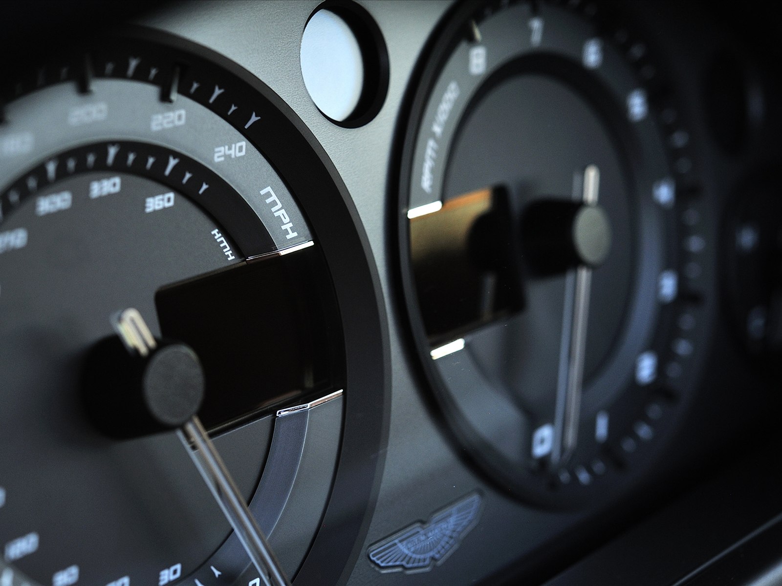 Aston Martin Vanquish Volante 2014