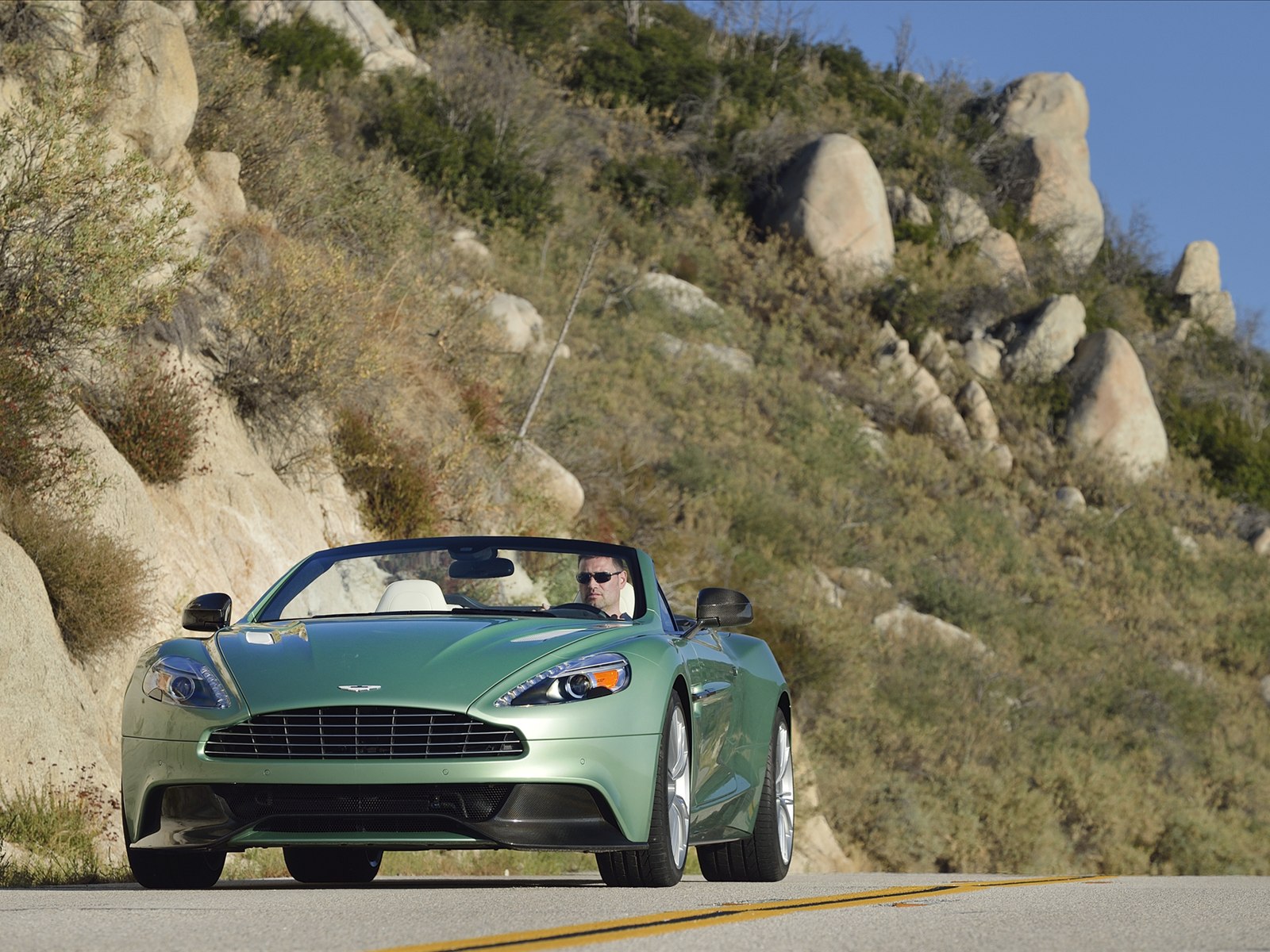 Aston Martin Vanquish Volante 2014