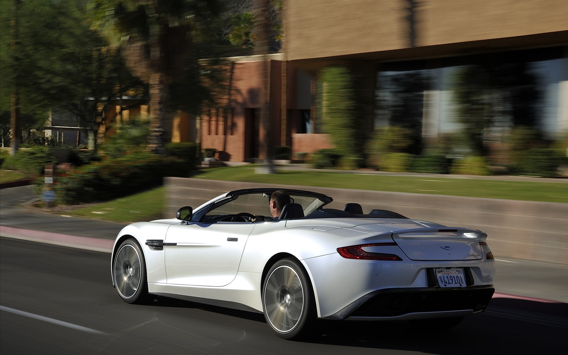 Aston Martin Vanquish Volante 2014