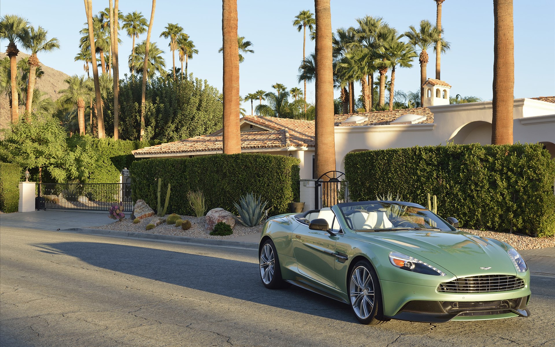 Aston Martin Vanquish Volante 2014