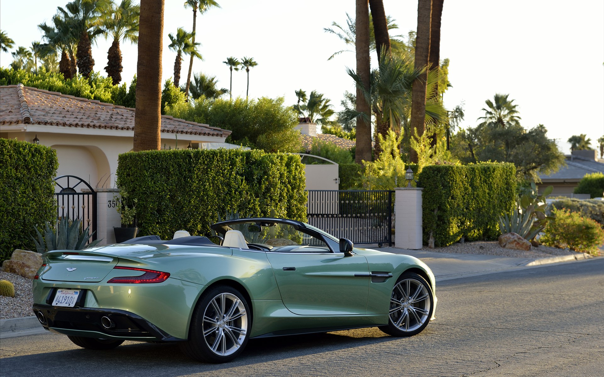 Aston Martin Vanquish Volante 2014
