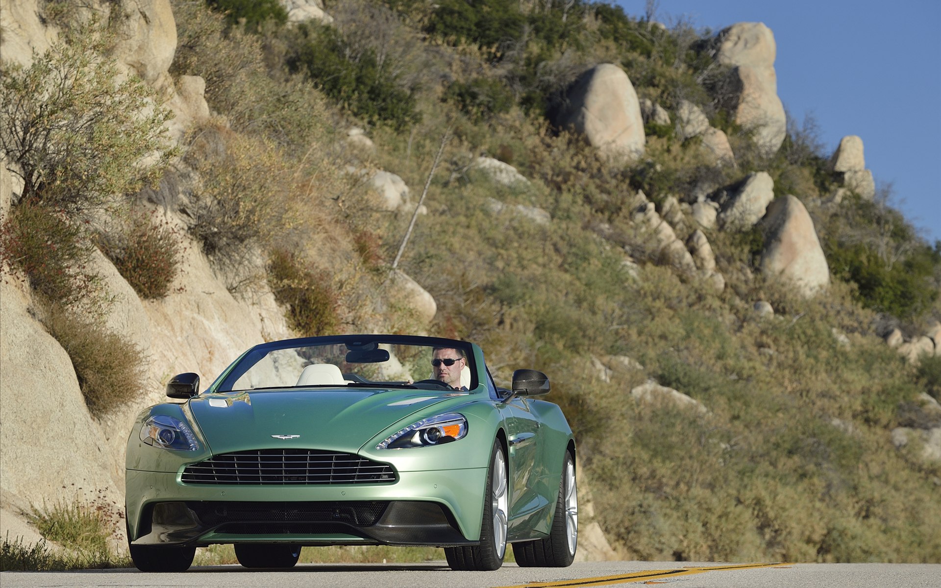 Aston Martin Vanquish Volante 2014