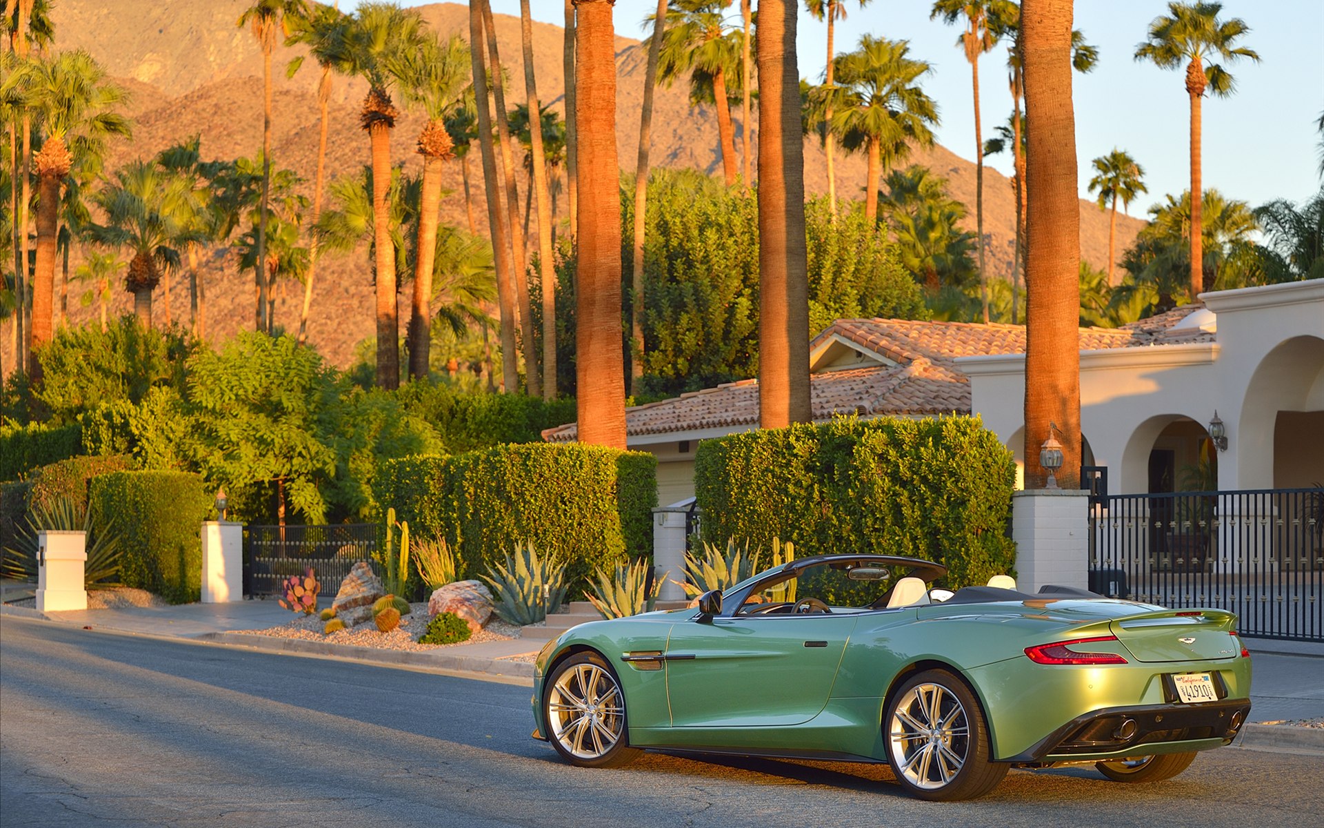 Aston Martin Vanquish Volante 2014