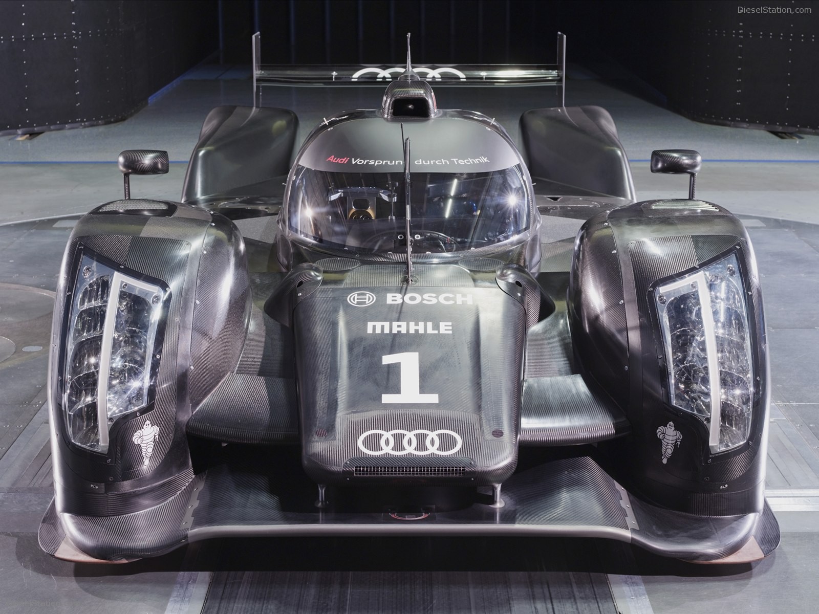 Audi R18 LMP1 Sports Car 2011