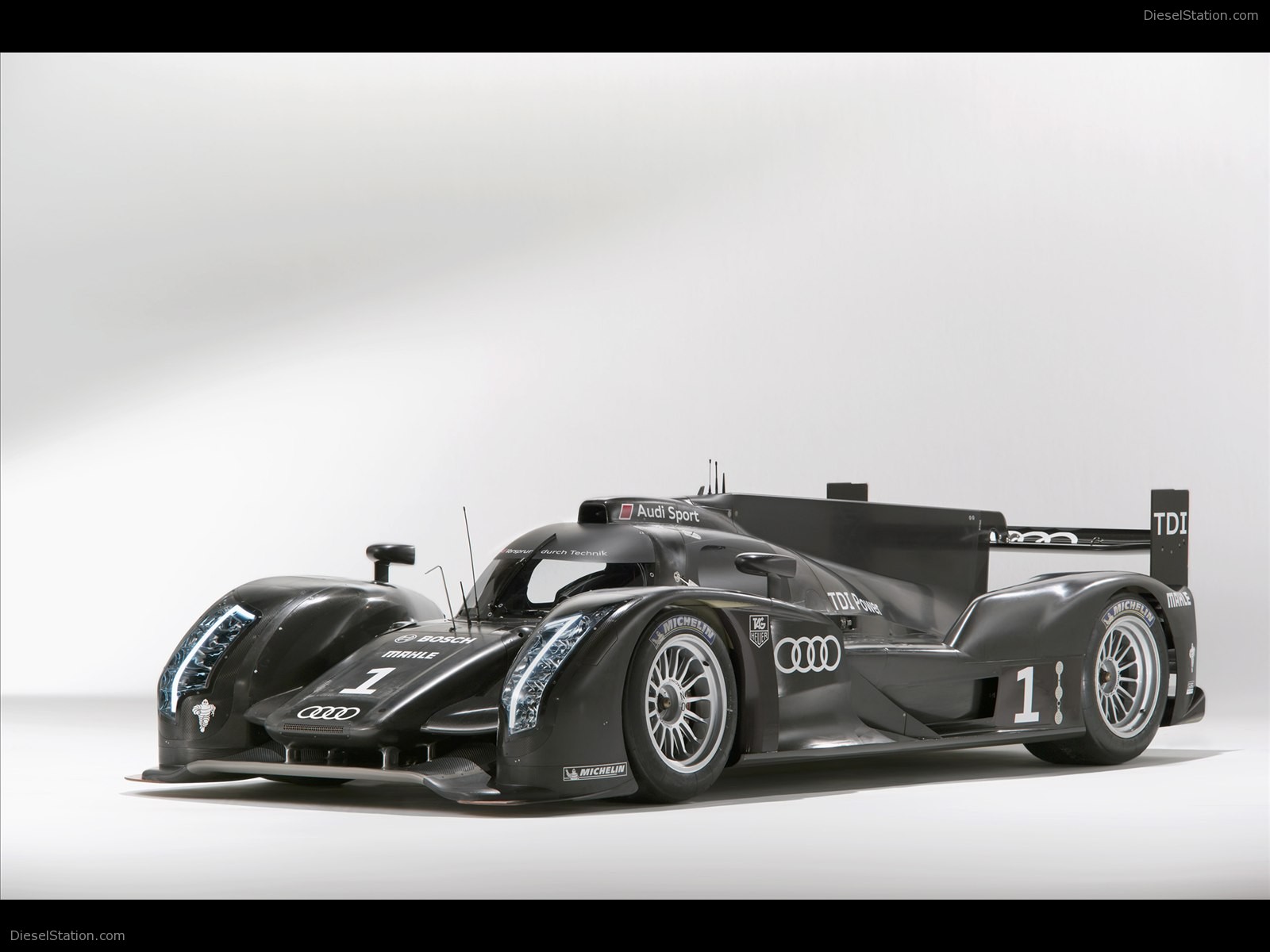 Audi R18 LMP1 Sports Car 2011