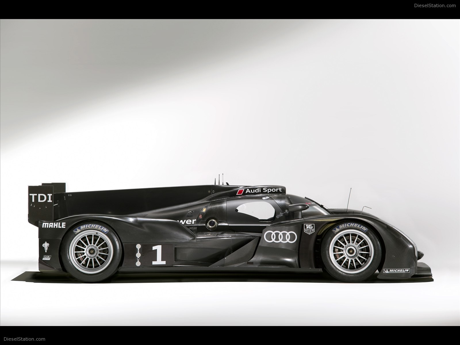 Audi R18 LMP1 Sports Car 2011