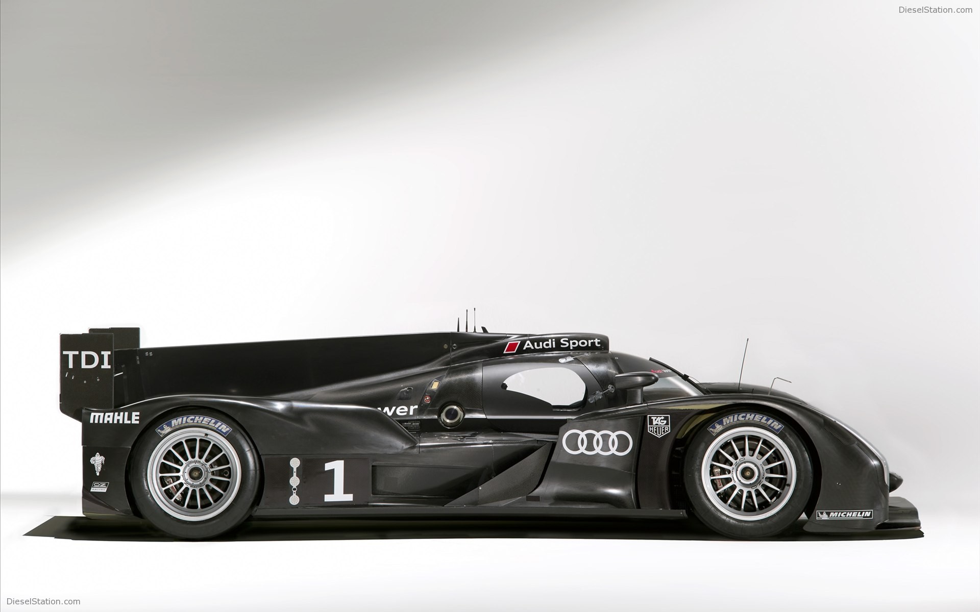 Audi R18 LMP1 Sports Car 2011