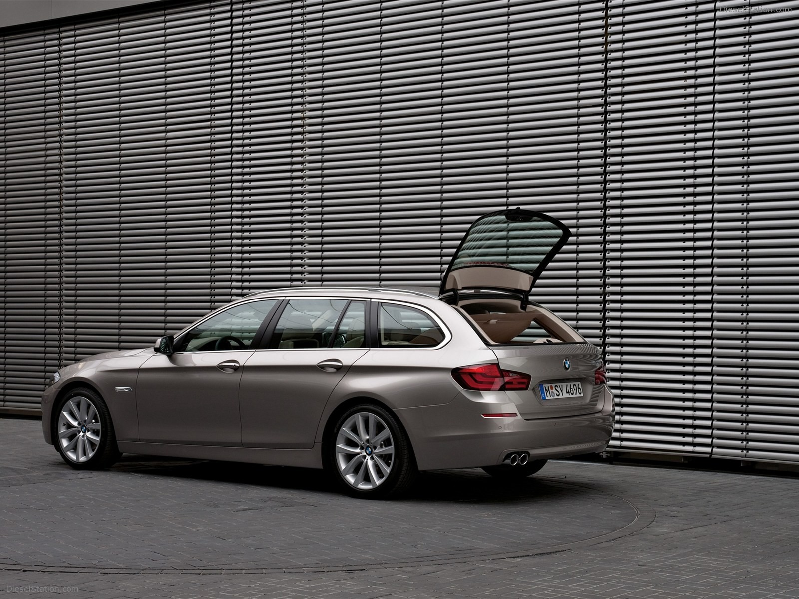 BMW 5 Series Touring 2011
