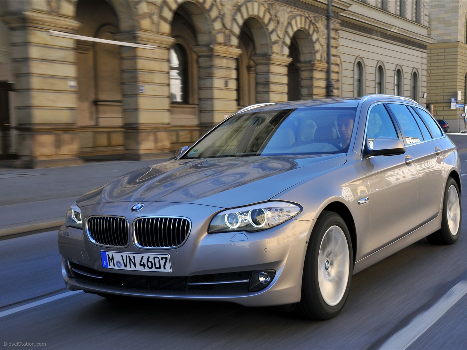 BMW 5 Series Touring 2011