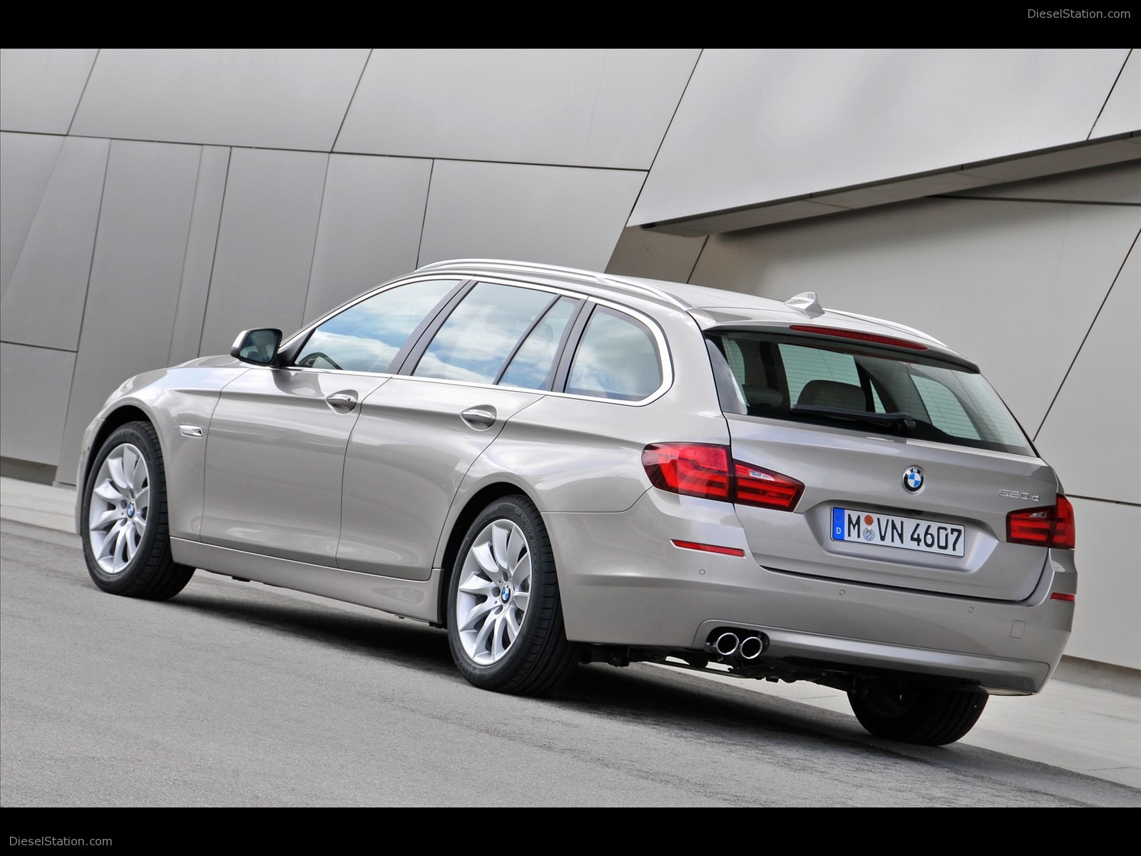 BMW 5 Series Touring 2011