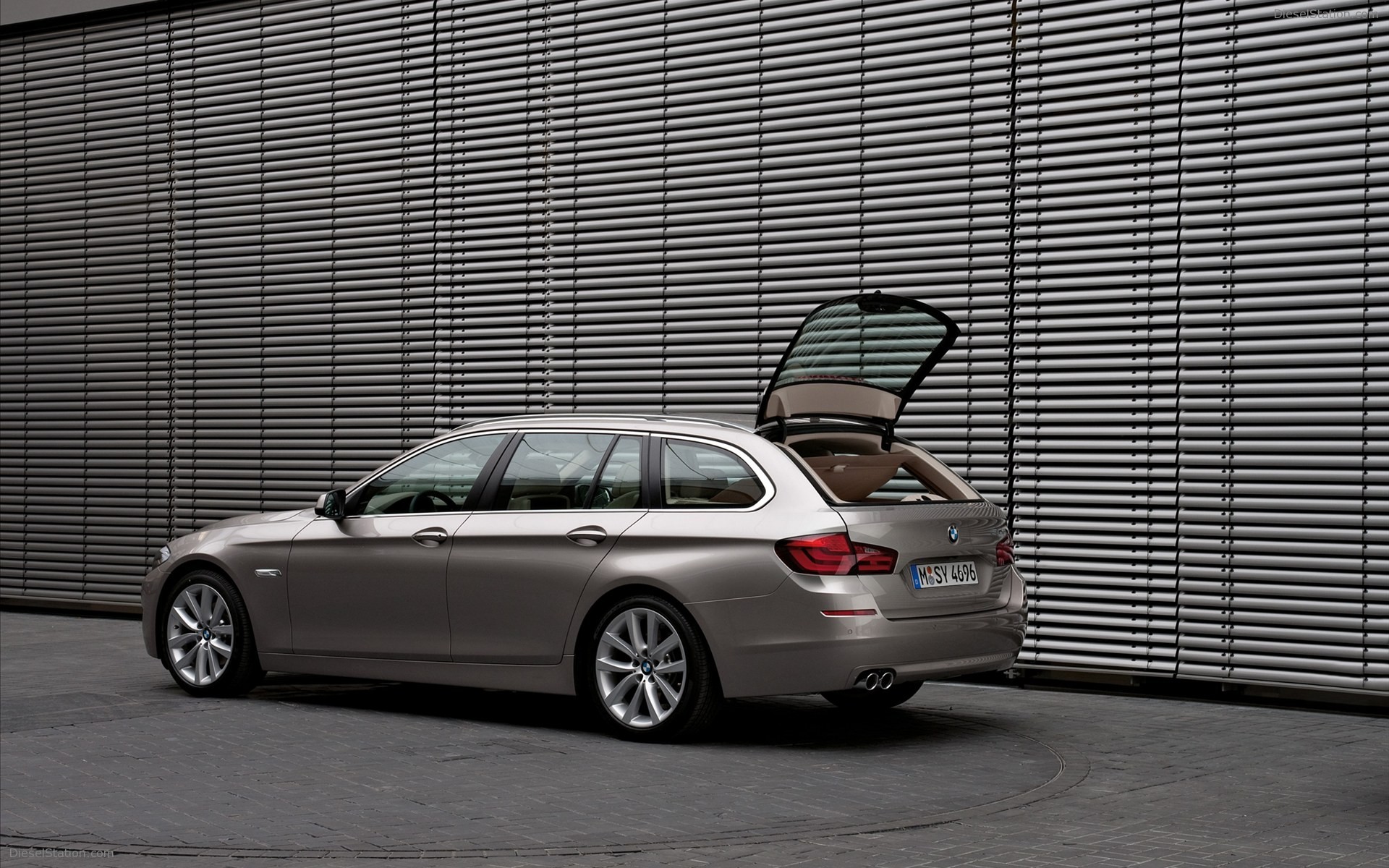BMW 5 Series Touring 2011