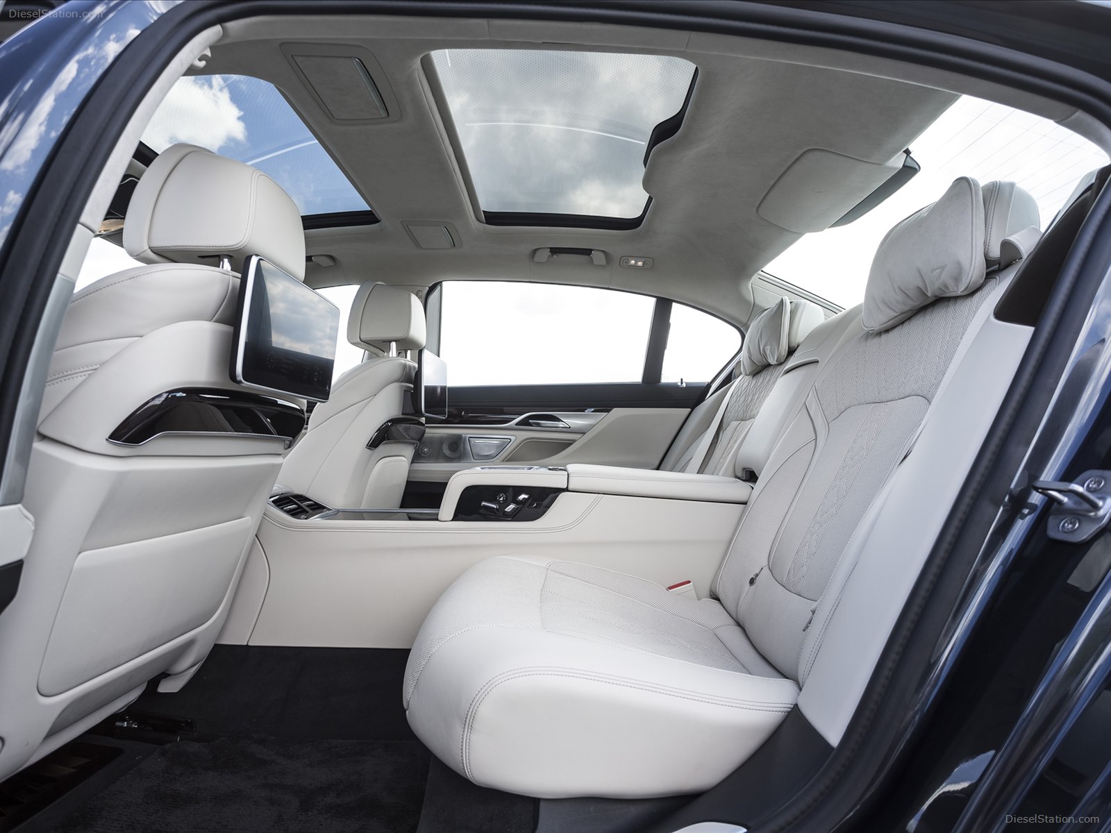 BMW 7 Series UK Version 2016