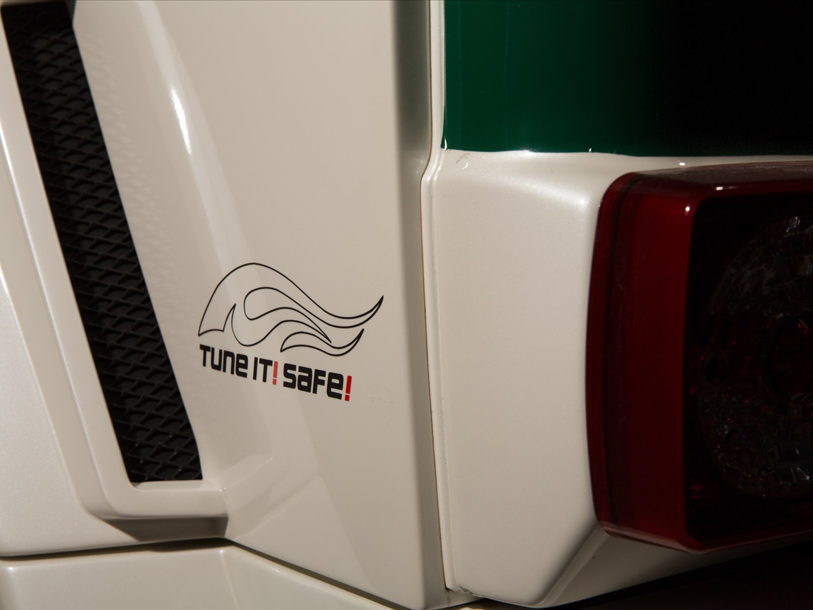 Brabus B63S-700 Widestar Dubai Police Car 2014 Brabus B63S-700 Widestar Dubai Police Car 2014