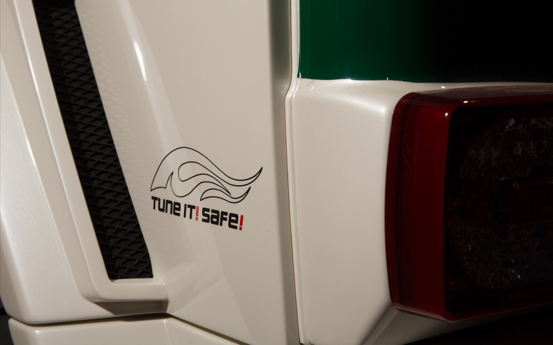 Brabus B63S-700 Widestar Dubai Police Car 2014