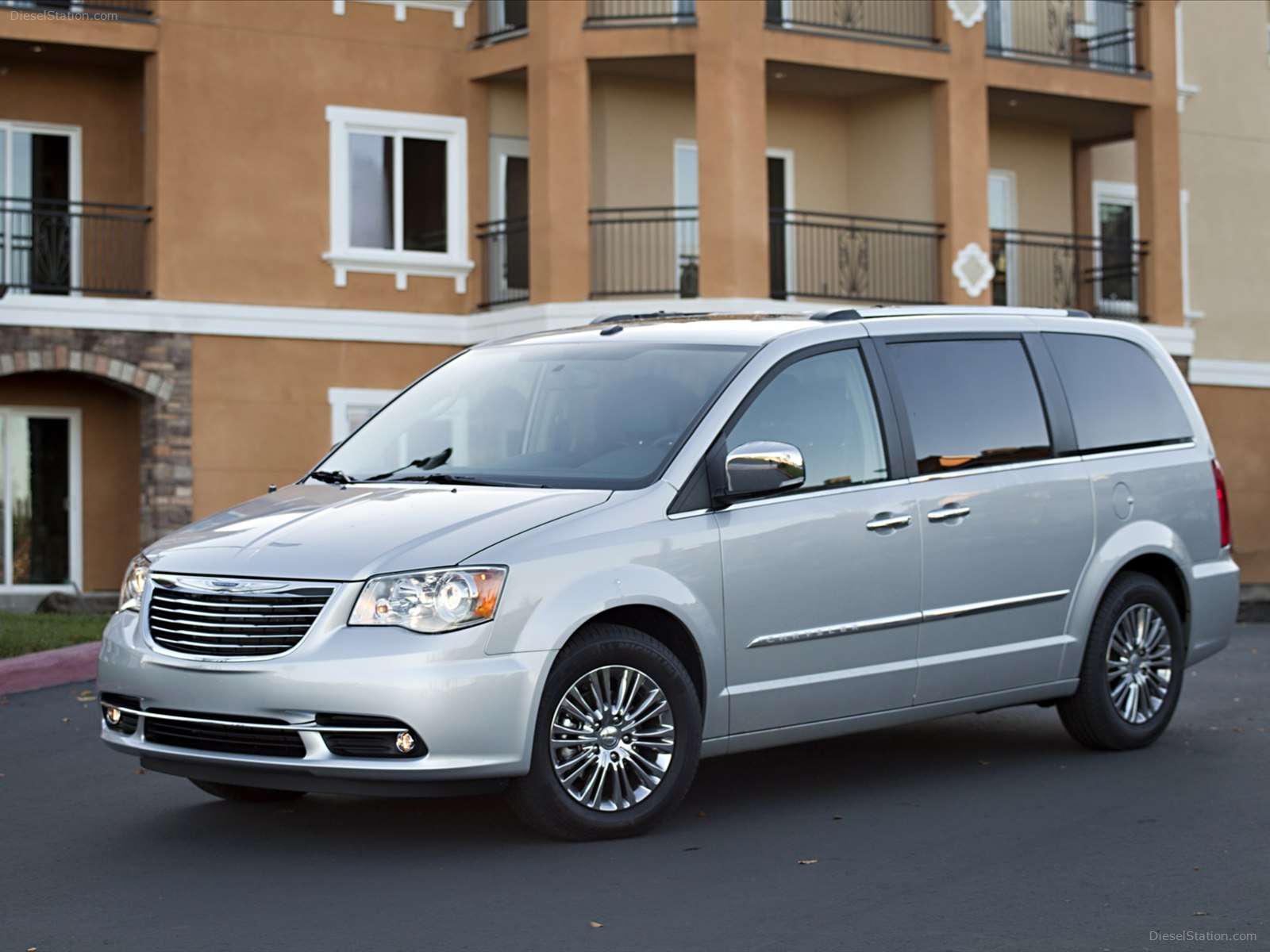 Chrysler Town & Country S 2013