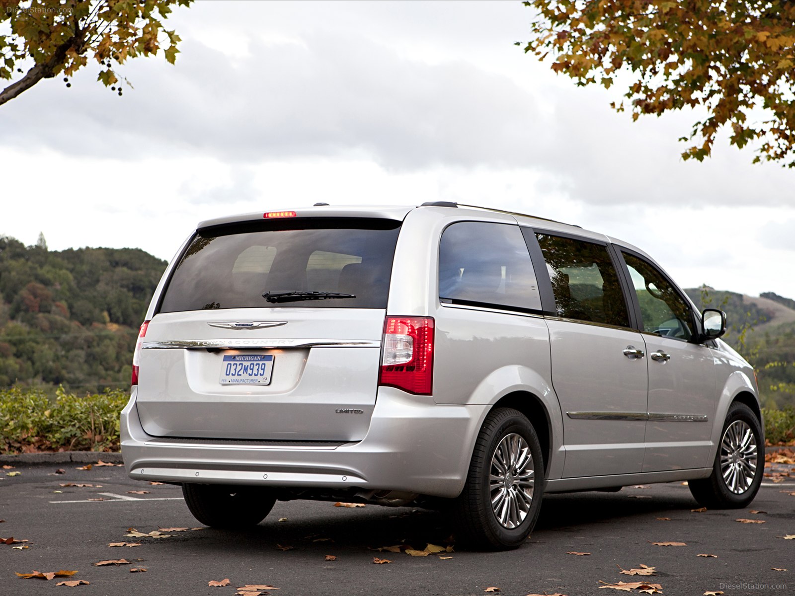 Chrysler Town & Country S 2013