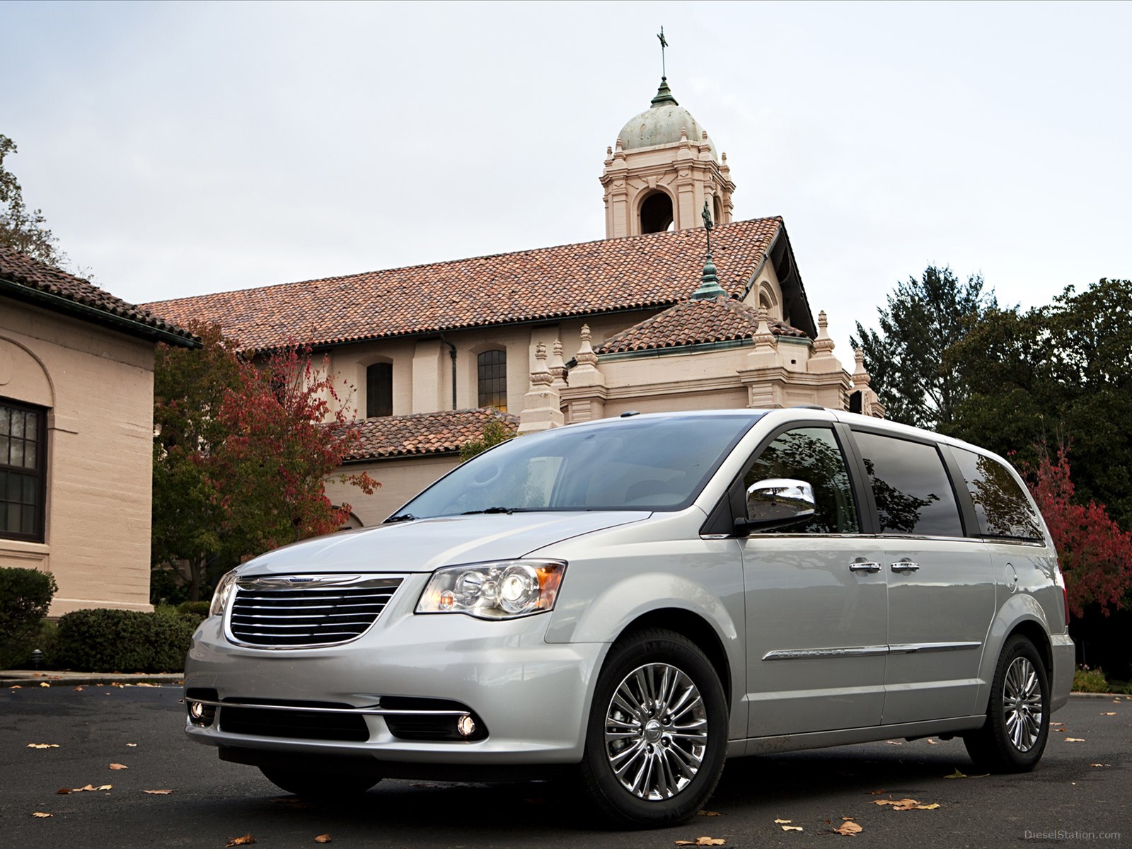 Chrysler Town & Country S 2013