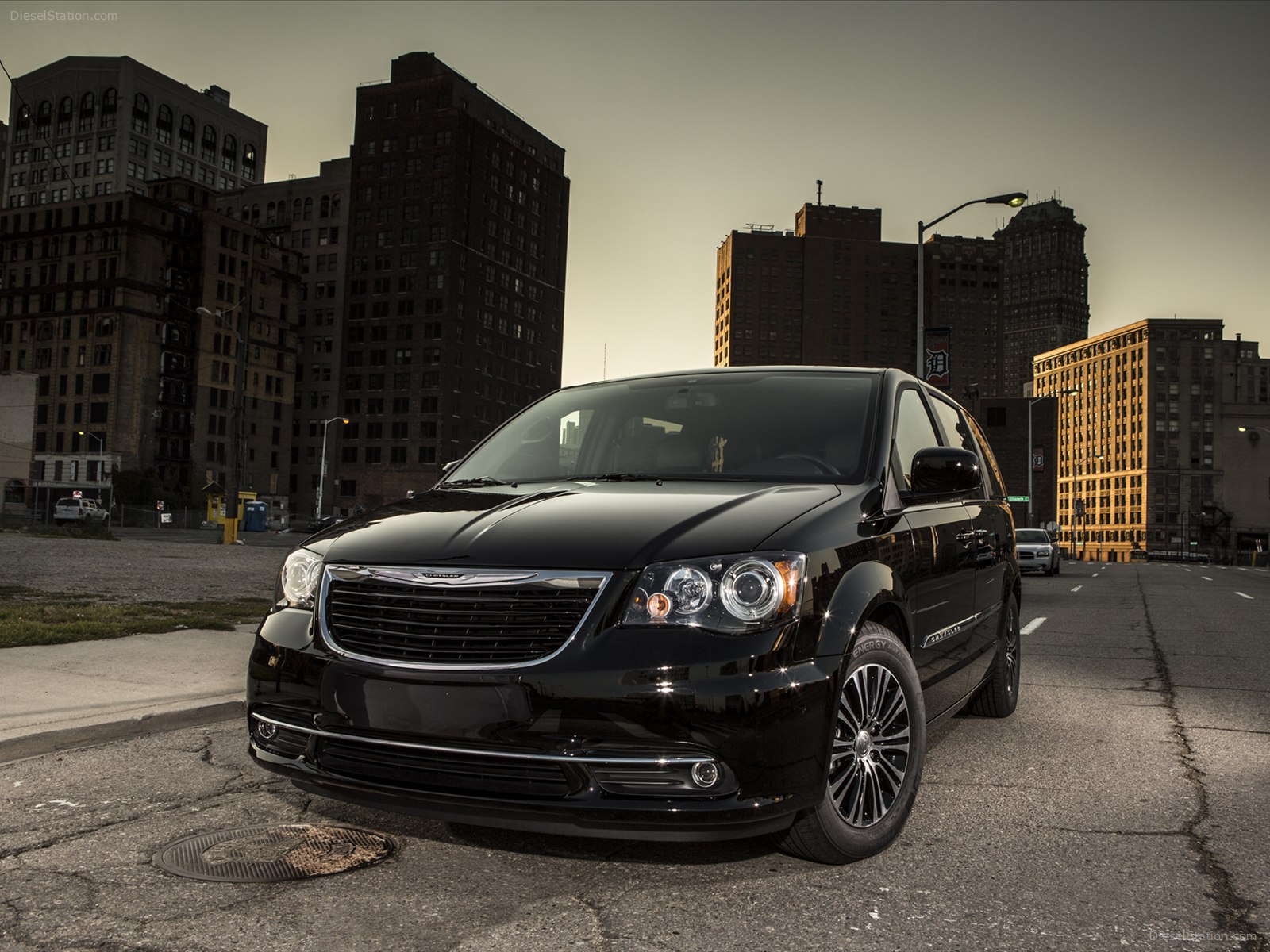 Chrysler Town & Country S 2013