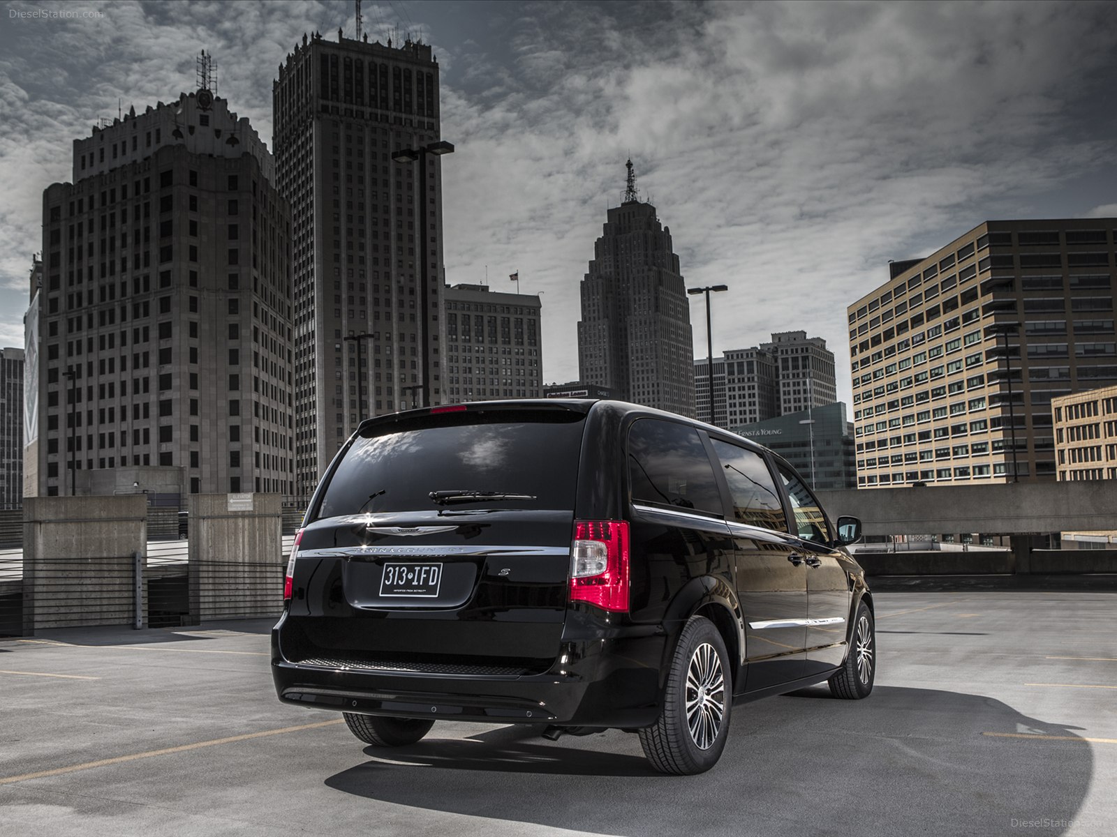Chrysler Town & Country S 2013