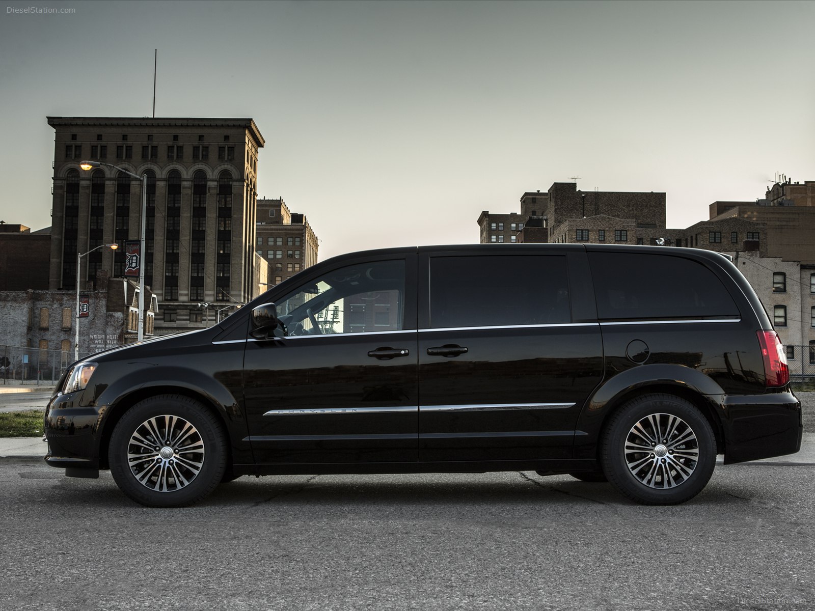 Chrysler Town & Country S 2013