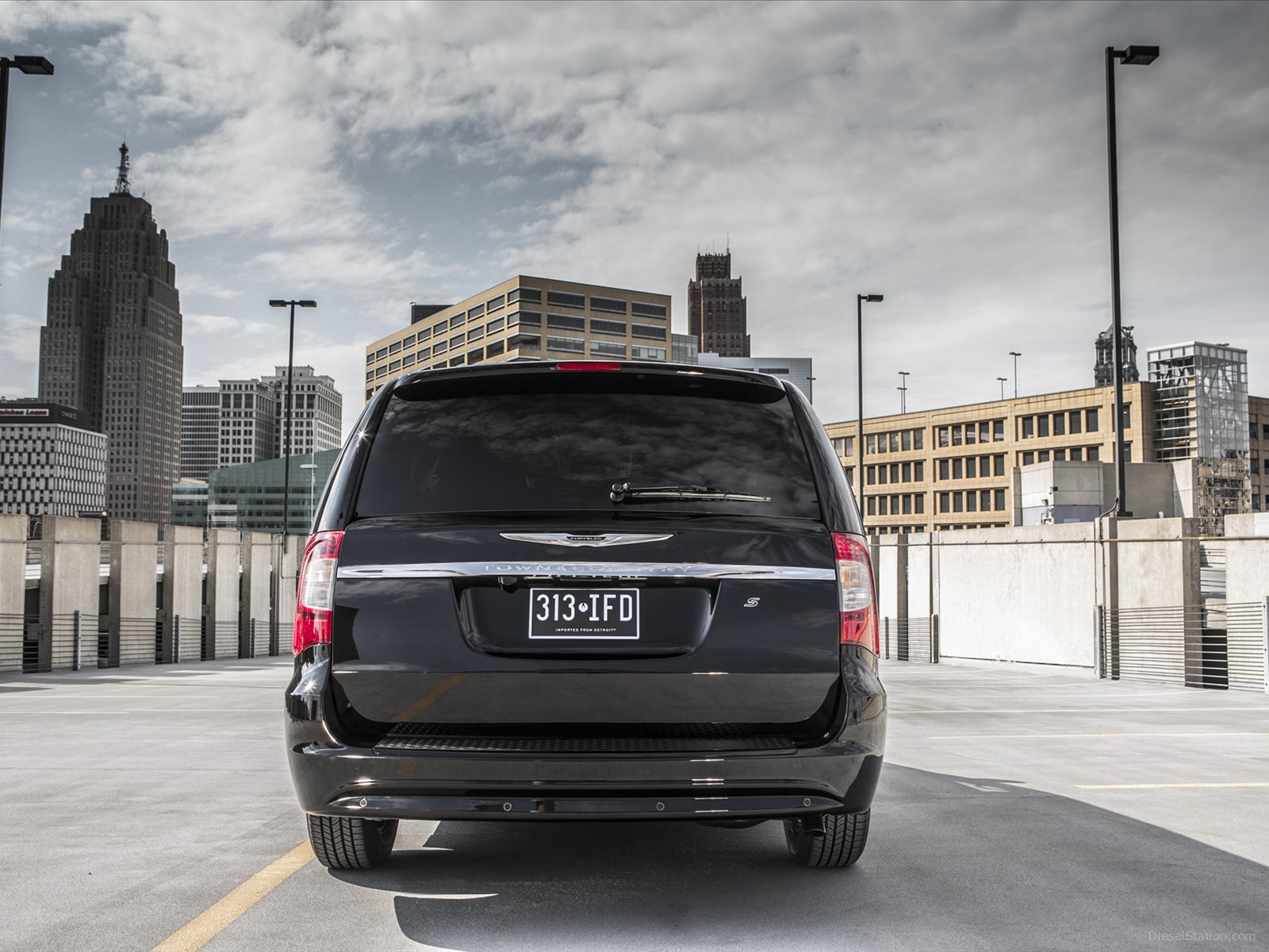 Chrysler Town & Country S 2013