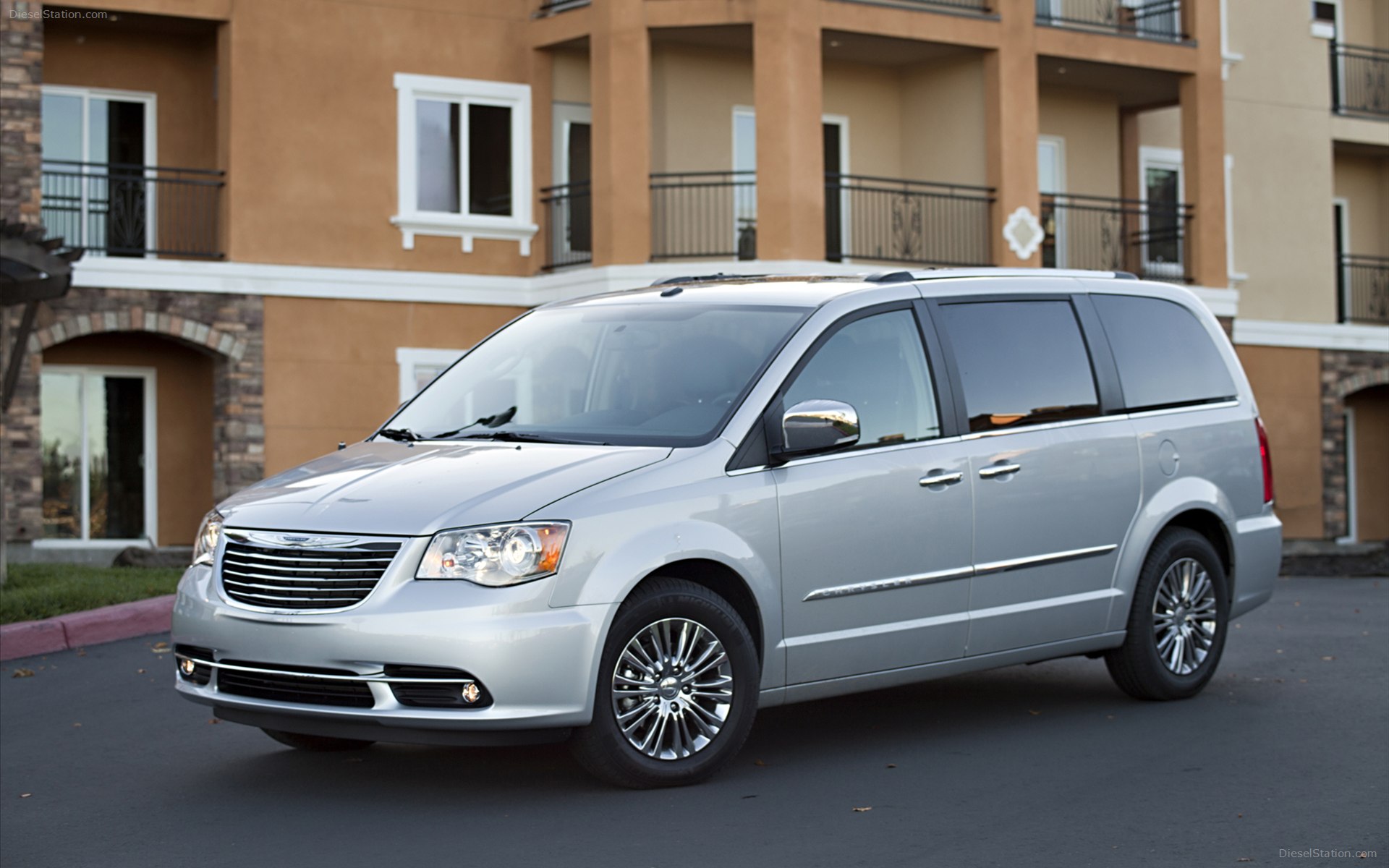 Chrysler Town & Country S 2013