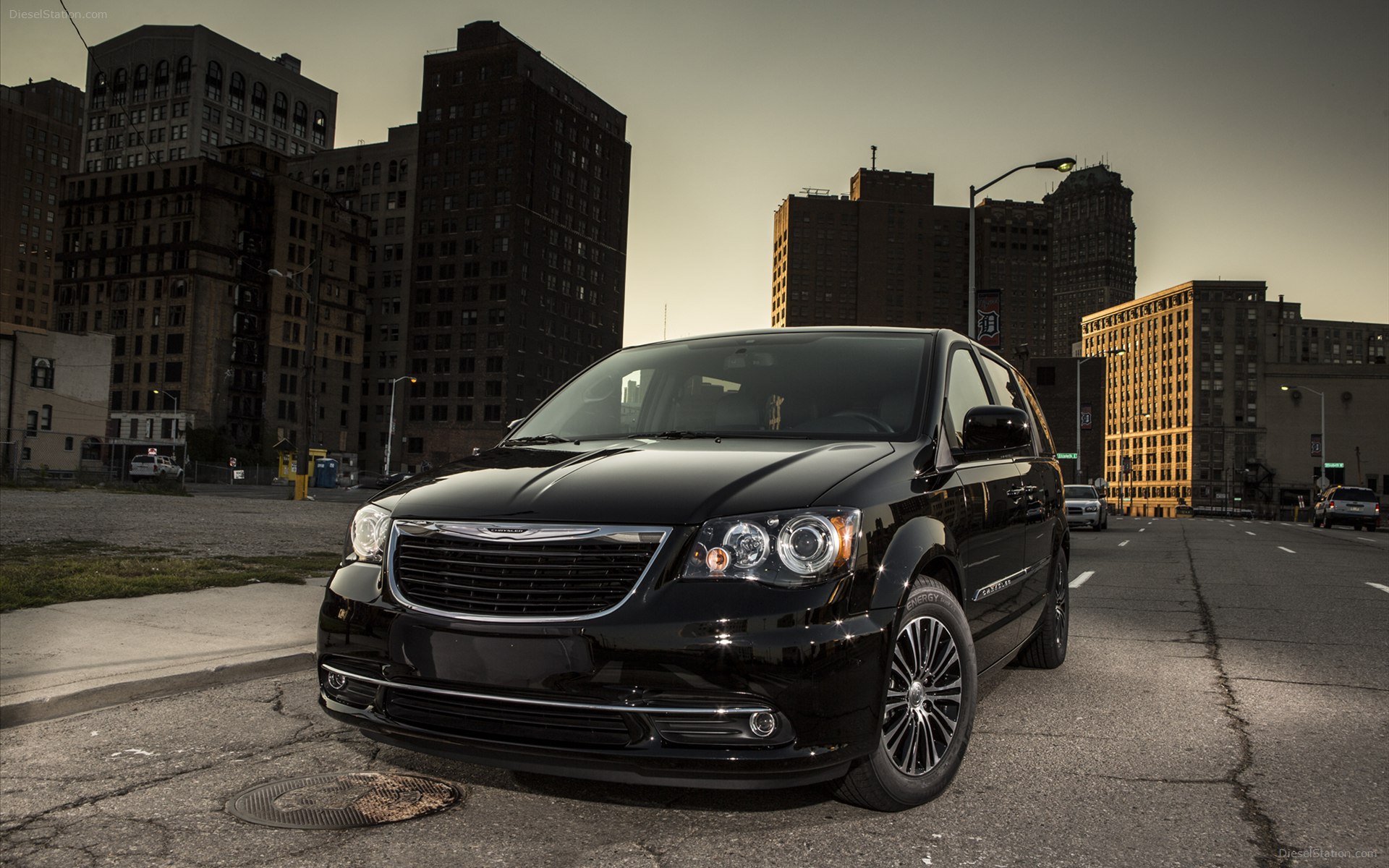 Chrysler Town & Country S 2013