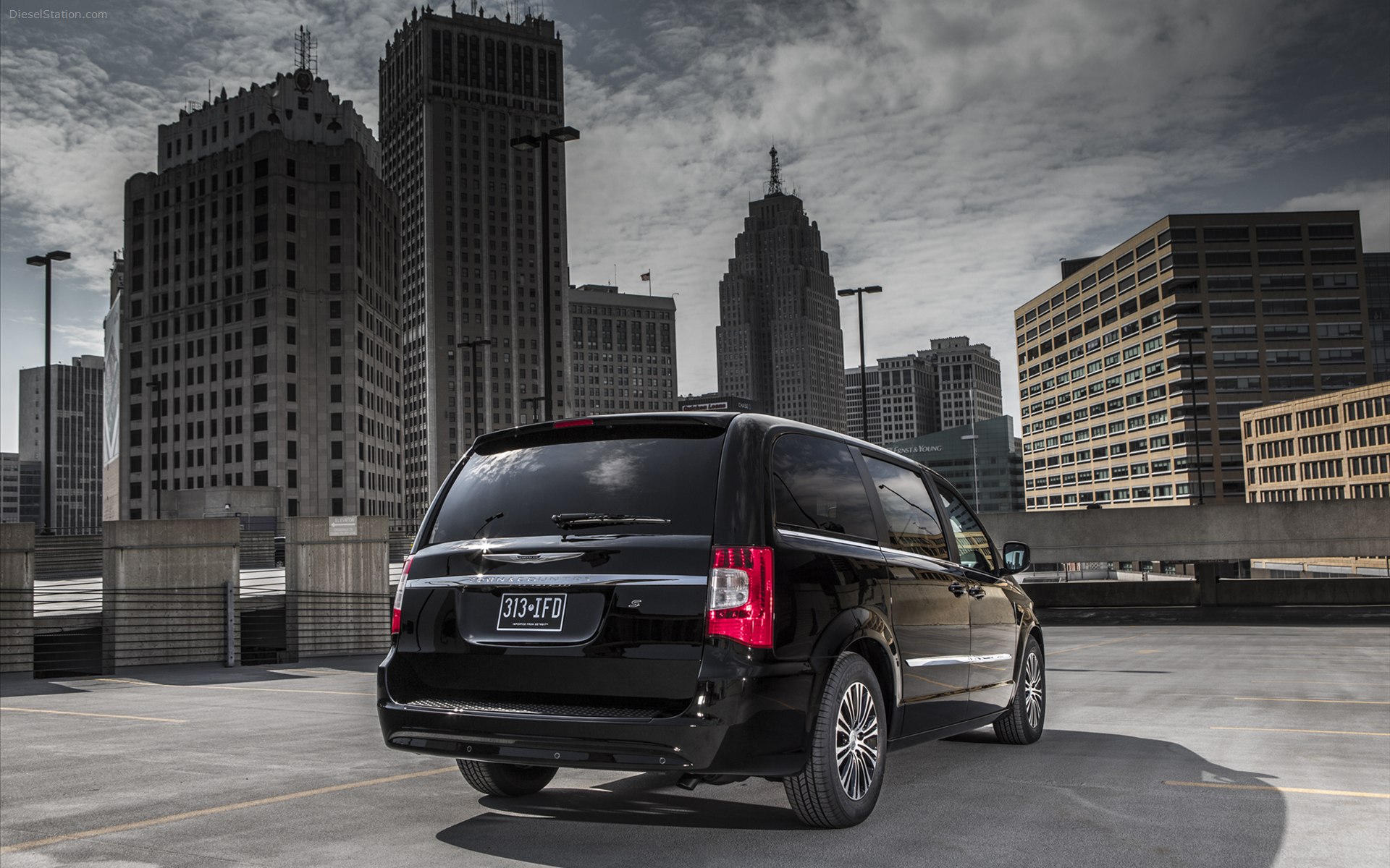 Chrysler Town & Country S 2013