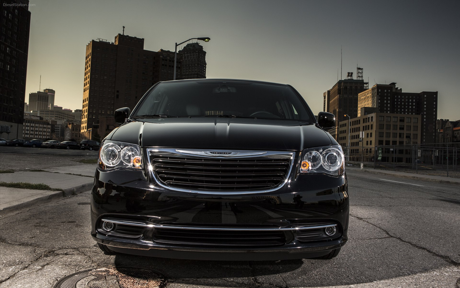 Chrysler Town & Country S 2013