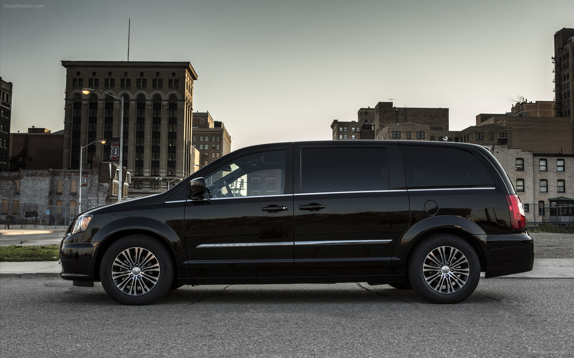 Chrysler Town & Country S 2013