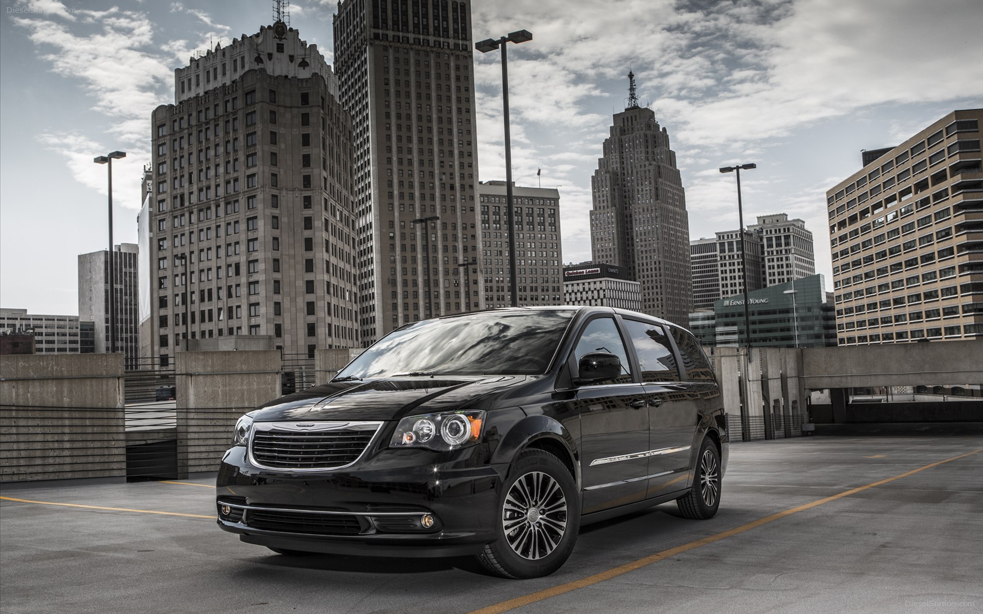 Chrysler Town & Country S 2013